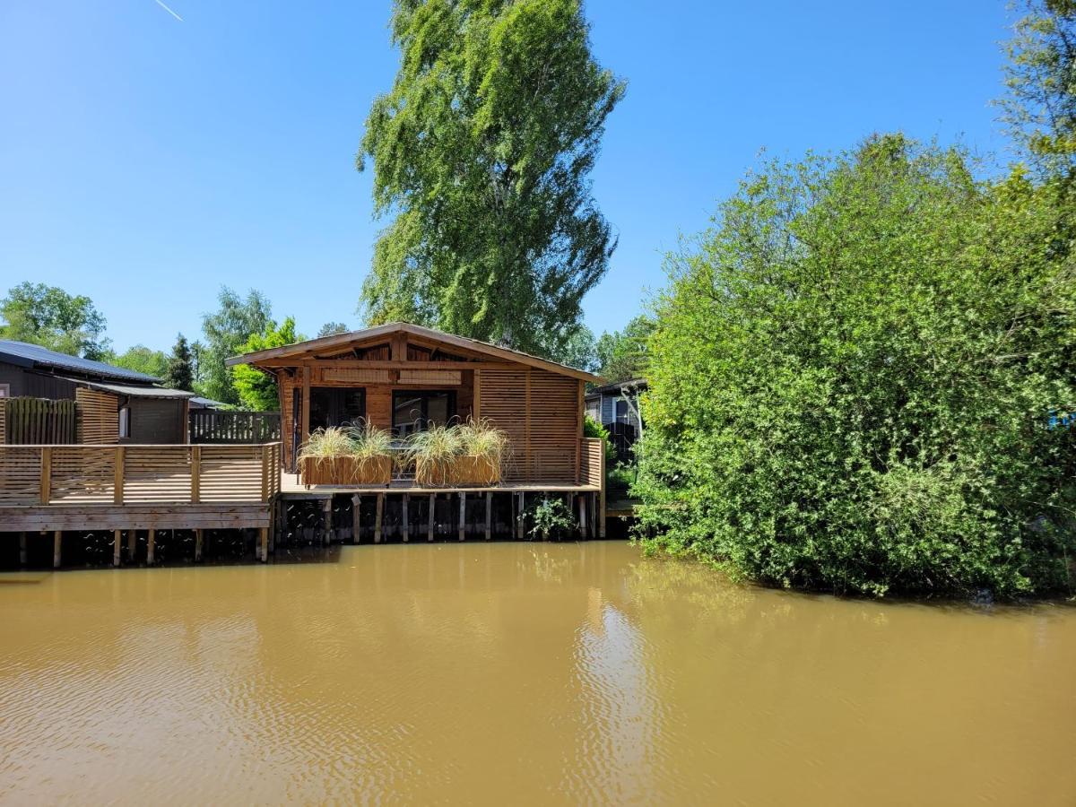 Rustig Gelegen Chalet Solvo Met Terras Aan Het Water Geel Exterior photo