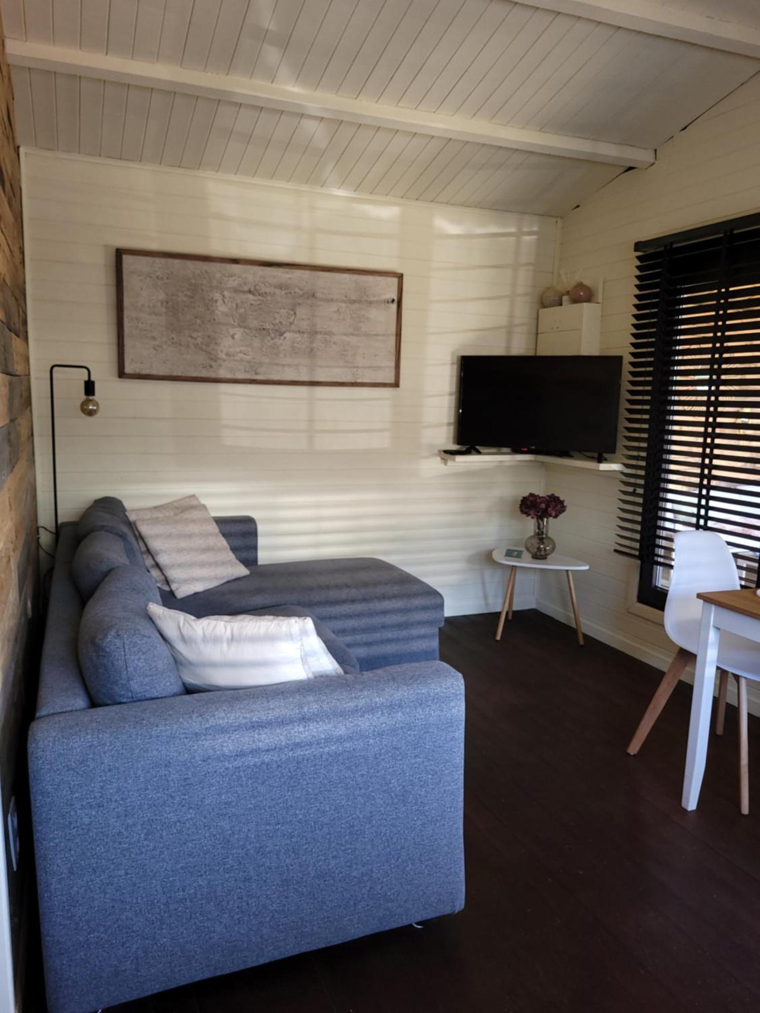 Rustig Gelegen Chalet Solvo Met Terras Aan Het Water Geel Exterior photo