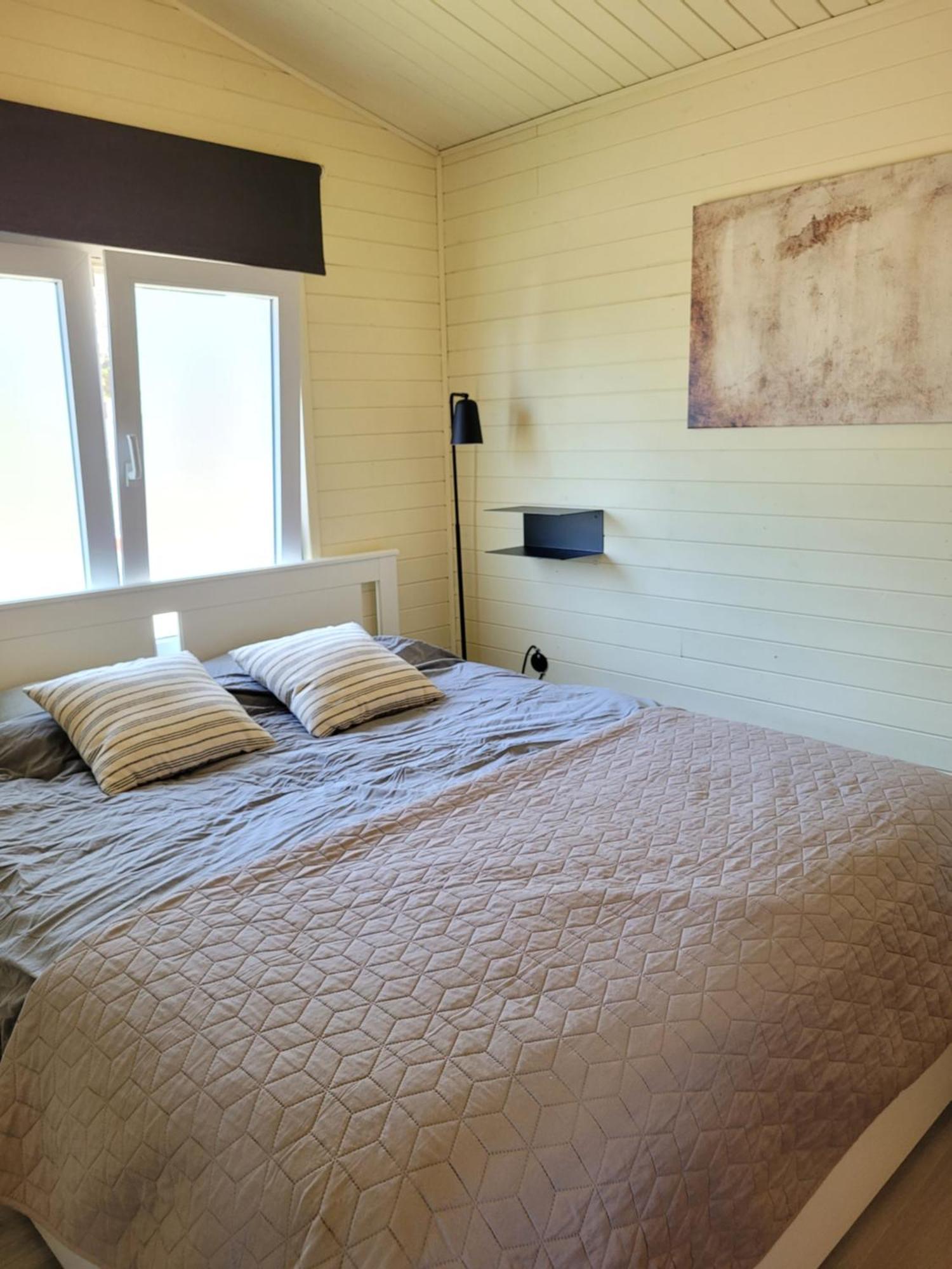 Rustig Gelegen Chalet Solvo Met Terras Aan Het Water Geel Exterior photo